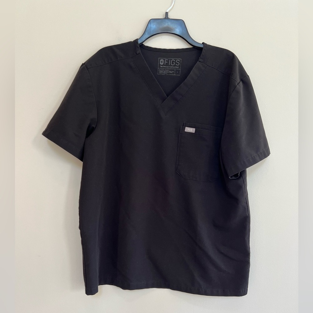 FIGS Men's Leon Three-Pocket Scrub Top in Black, size L